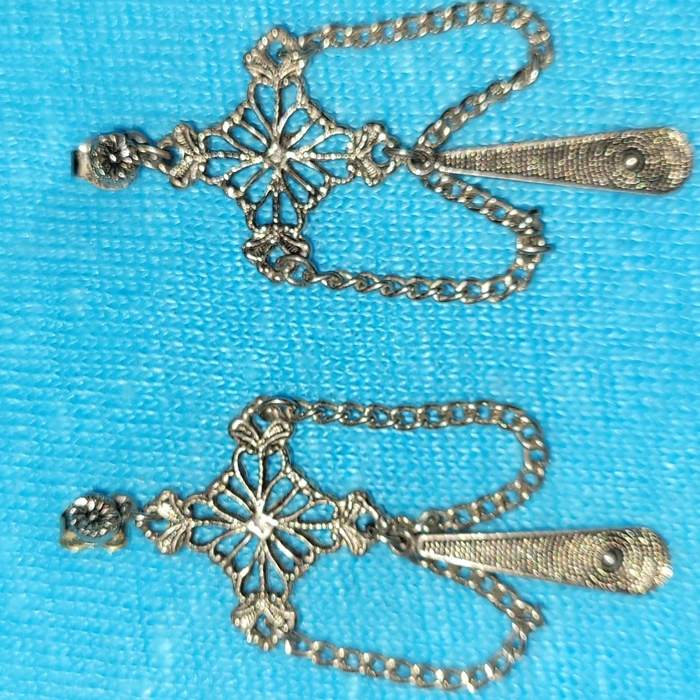 Vintage silver toned earrings - Picture 1 of 3